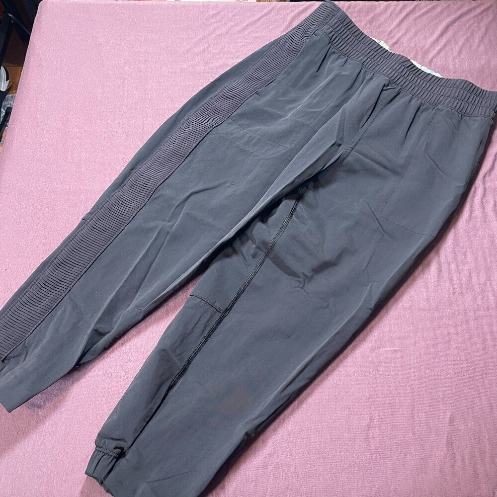 Ivivva (Lululemon kids) Rhythmic Crop Pants Jogger Coal Gray Quick Dry- size 14